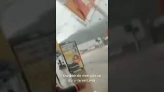 Outdoor de mercado cai durante ventania em SC; veja o vídeo { shorts }