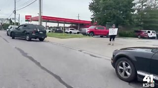 Hundreds line up after independent Kansas City gas station offers gas for $2.12 per gallon