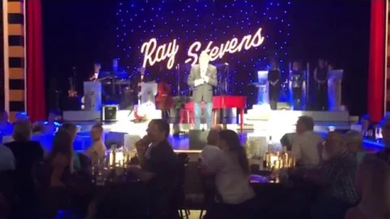 Ray Stevens Introduces Loretta Lynn at CabaRay