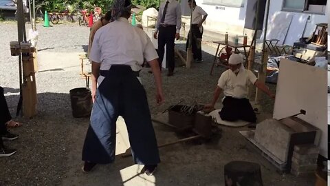 How to use the hammer at the Muramasa Sword Exhibit at Kasuga Jinja in Kuwana 2020 08 16