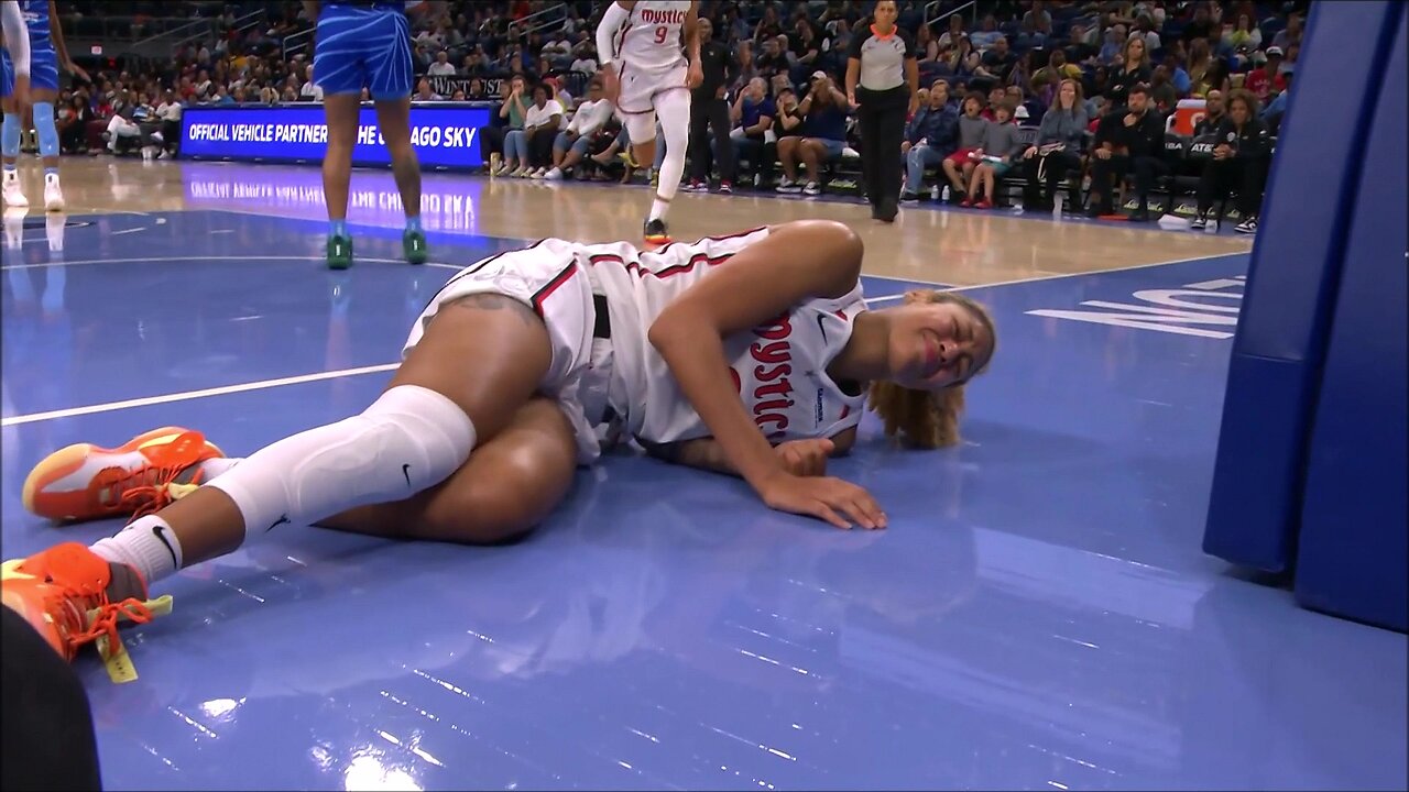 Shakira Austin Falls HARD On Her Wrist After Being Fouled | Washington Mystics vs Chicago Sky