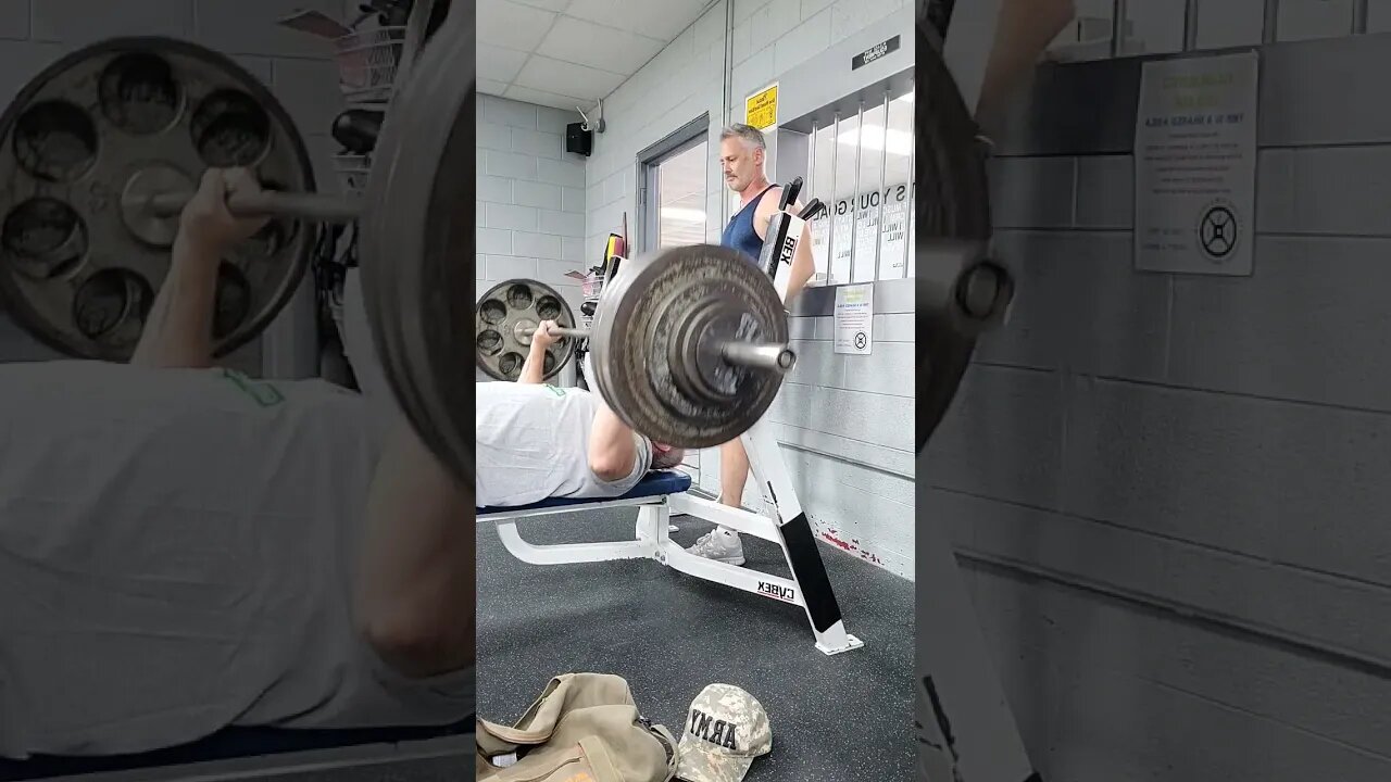 400lbs Raw Bench, miscue on the lift off, still nailed it, Crazy 🤪 old man