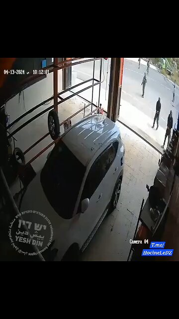 Shitraelis set fire a Palestinian's vehicle.