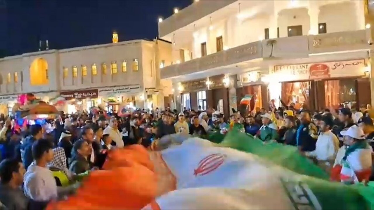 رونمایی از پرچم بزرگ ایران در جشن صعود