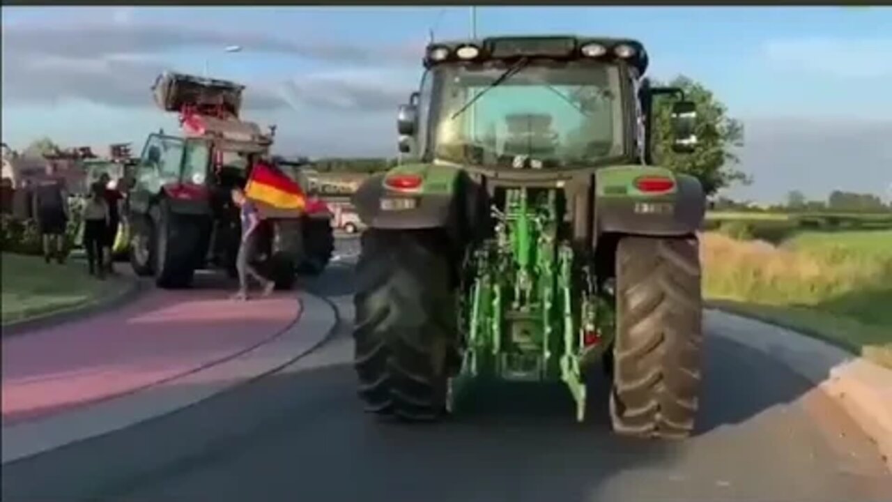 BEAUTIFUL — German farmers join the Dutch farmers at the border. 🌎