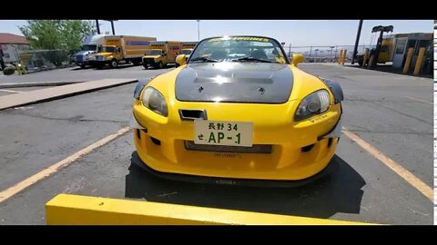 TREMENDO CARRO AMARILLO
