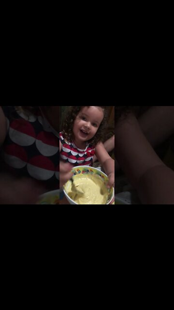 CRIANÇA FAZENDO BOLO DE CHOCOLATE / CHILD MAKING CHOCOLATE CAKE / 子供が作るチョコレートケーキ / صنع كعكة الشوكولا