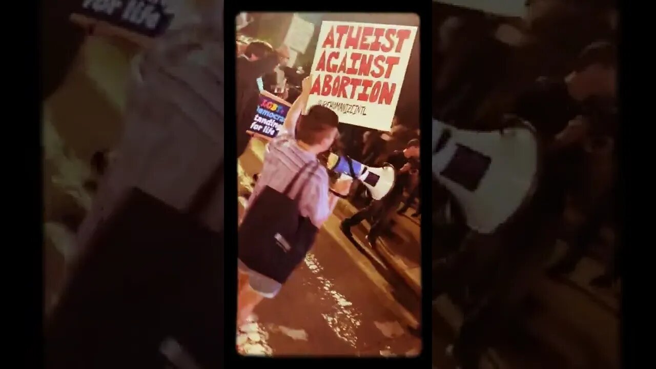 “Ateos en contra del aborto” se lee en un cartel de manifestantes afuera de la Suprema Corte en 🇺🇲