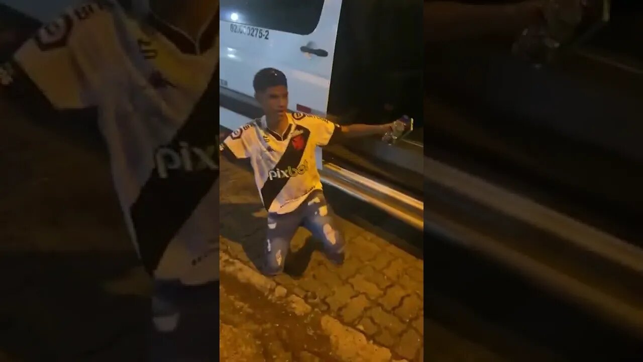 Luva de Pedreiro agradecendo a Deus ao chegar ao Rio