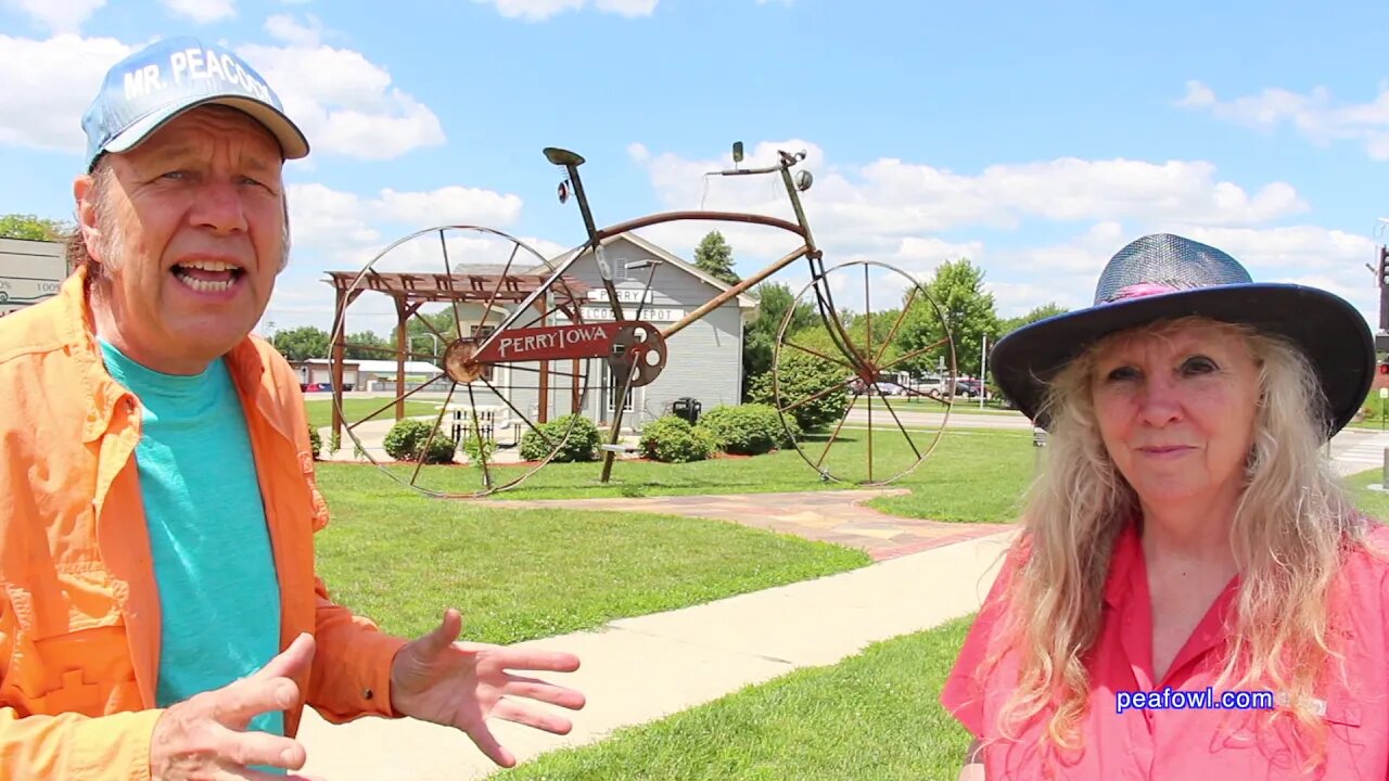 Giant Bicycle, Perry, Ia. Travel USA, Mr. Peacock & Friends, Hidden Treasures