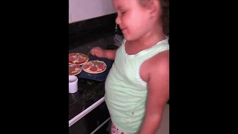 RECEITA DE CRIANÇA: MASSA DE PIZZA - 2 PARTE / CHILD'S RECIPE: PIZZA PASTA - 2 PART / #shorts