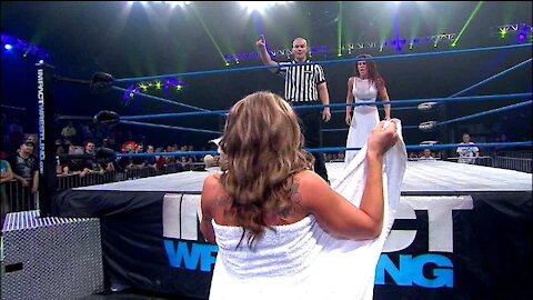 Can't believe moments in the sports history. Madison Rayne vs Angelina Love (OMG MOMENTS)