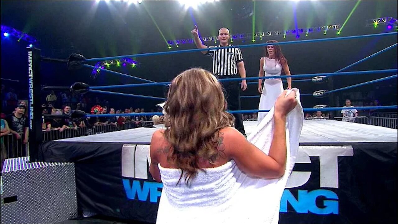 Can't believe moments in the sports history. Madison Rayne vs Angelina Love (OMG MOMENTS)