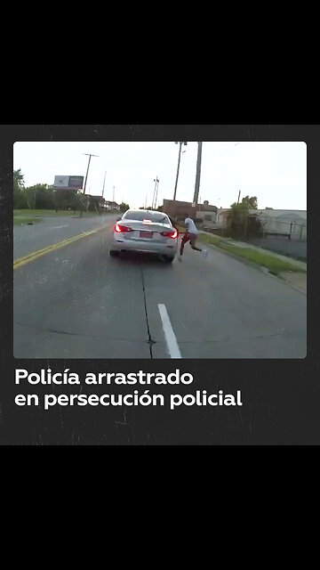 Oficial de policía, arrastrado por conductor que se da a la fuga después de persecución a pie