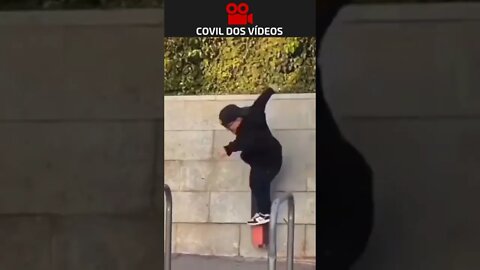 o menor tombo da internet 😂😂😂