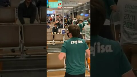 Torcida do Palmeiras cantando VASCO pra zoar os flamenguistas no Aeroporto - Libertadores 2021