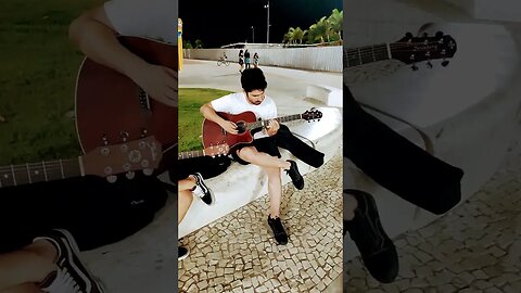 Daniel e Henrique tirando um som no quebra mar