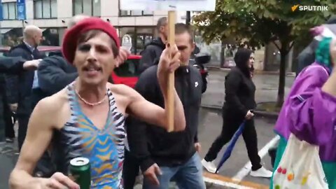 Scipetari na gay paradi skandiraju parole samoproglasene republike Kosovo