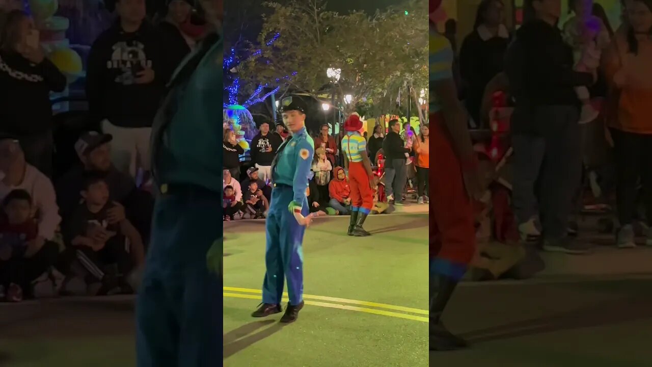 SHOW SOME LOVE 🚨 #shorts #sesamestreet #parade #dancing #seaworldparade #happydance 🕺🏼#seaworld