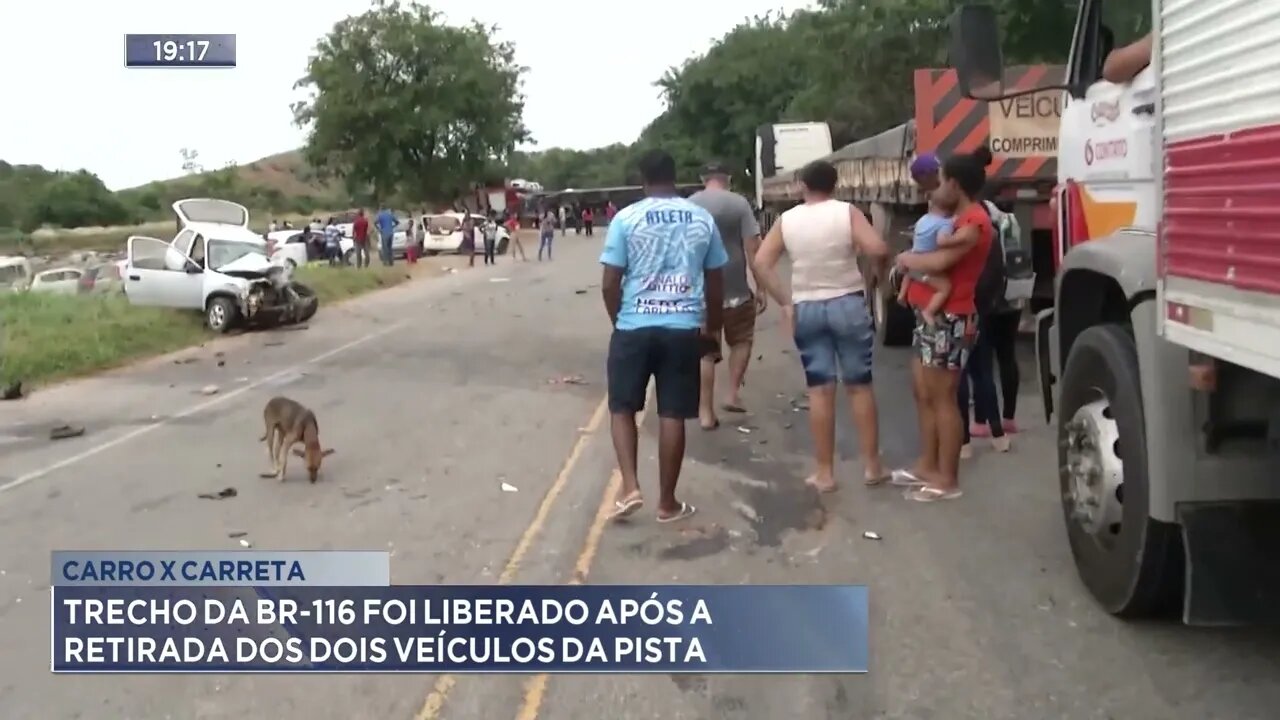 Carro x carreta: Trecho da BR-116 foi liberado após a retirada dos dois veículos da pista