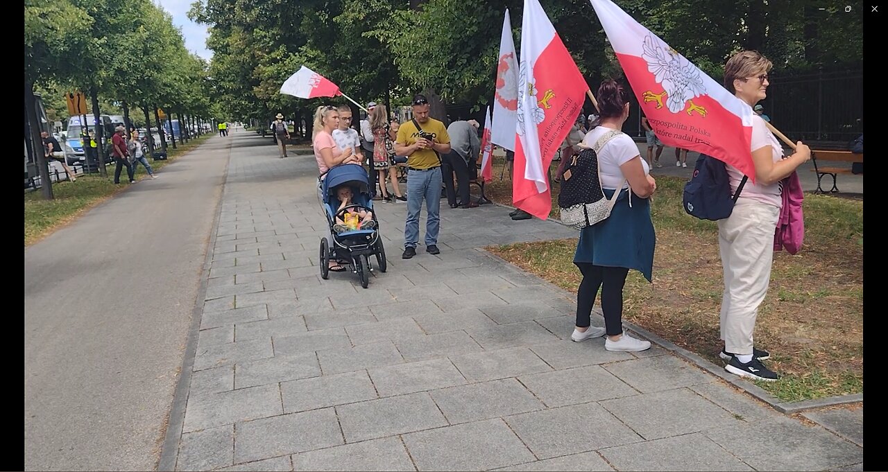 Pomoc Proszę jestem bez jedzenia i ubrania .