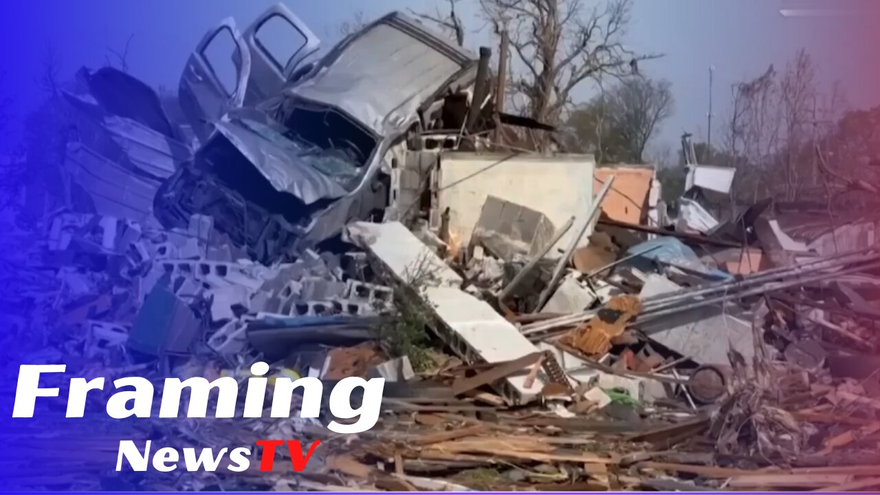 Tim penyelamat menyisir puing-puing setelah serangan tornado di Mississippi