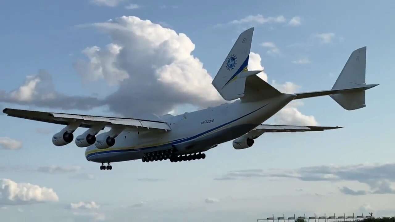 Pouso do avião de transporte estratégico Antonov An-225 Mriya no aeroporto de Gostomel na Ucrânia.