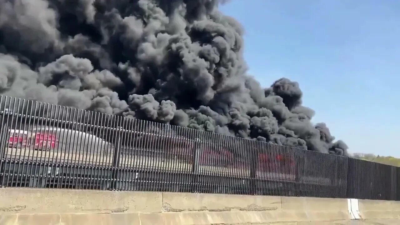 Mais um acidente rodoviário nos EUA: caminhão-tanque de combustível pega fogo em Connecticut