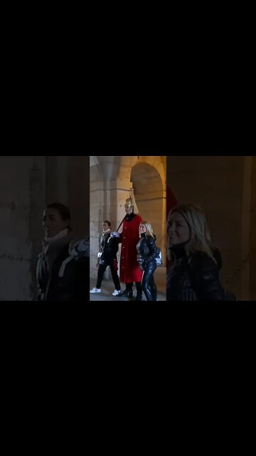 Watch her hand #horseguardsparade