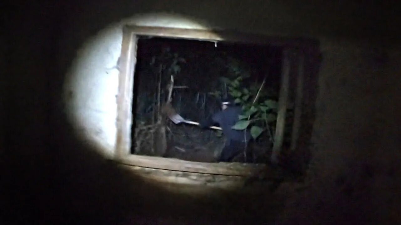 COVEIRO APARECE NA CASA E COMEÇA A DESENTERRAR ALGUMA COISA
