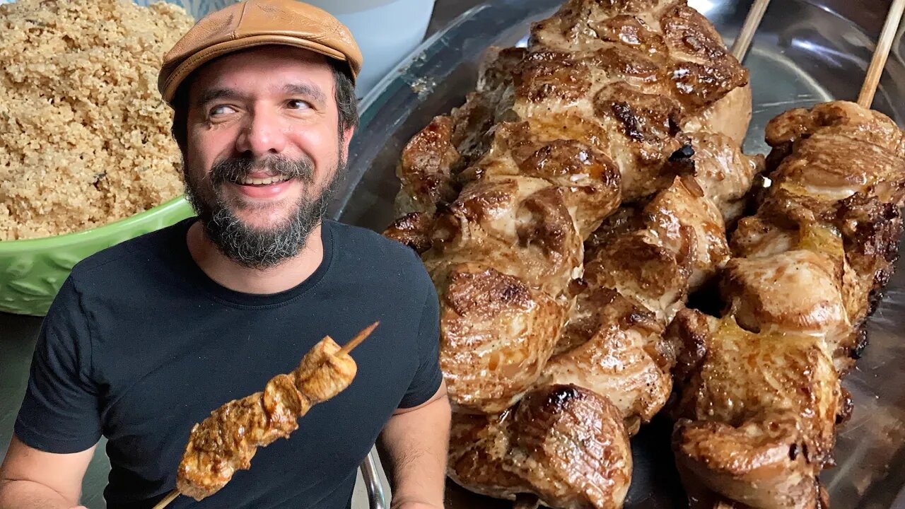 Espetinho de frango com molho e farofa