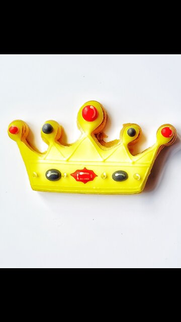 Easy Crown Cookie Decorating with Royal Icing