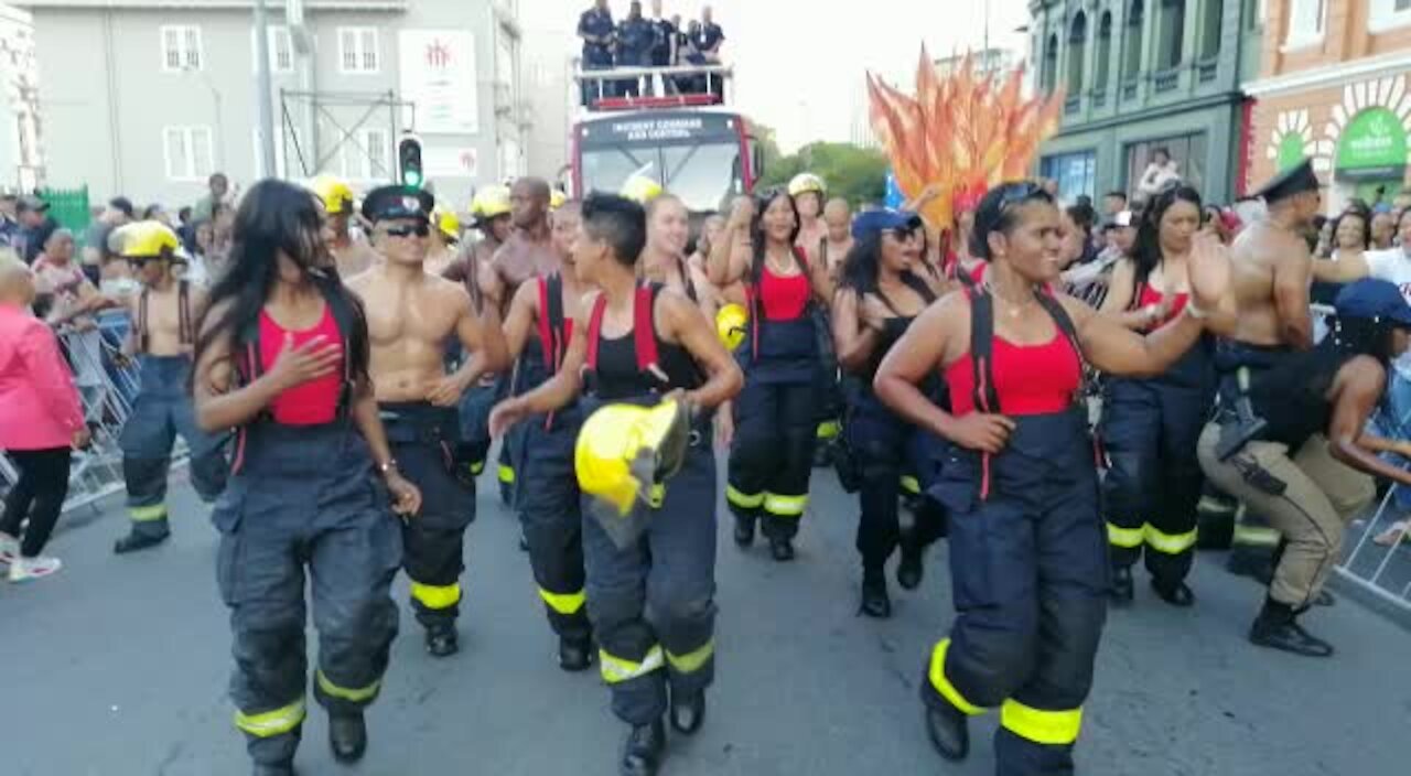 SOUTH AFRICA - Cape Town - The Cape Town Carnival (Video) (gJP)