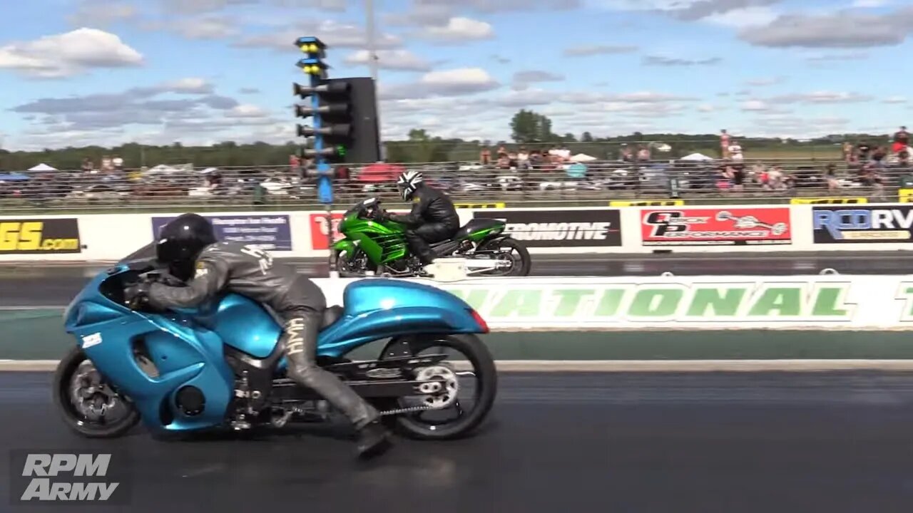 Kawasaki ZX14R Vs Multiple Suzuki Hayabusas