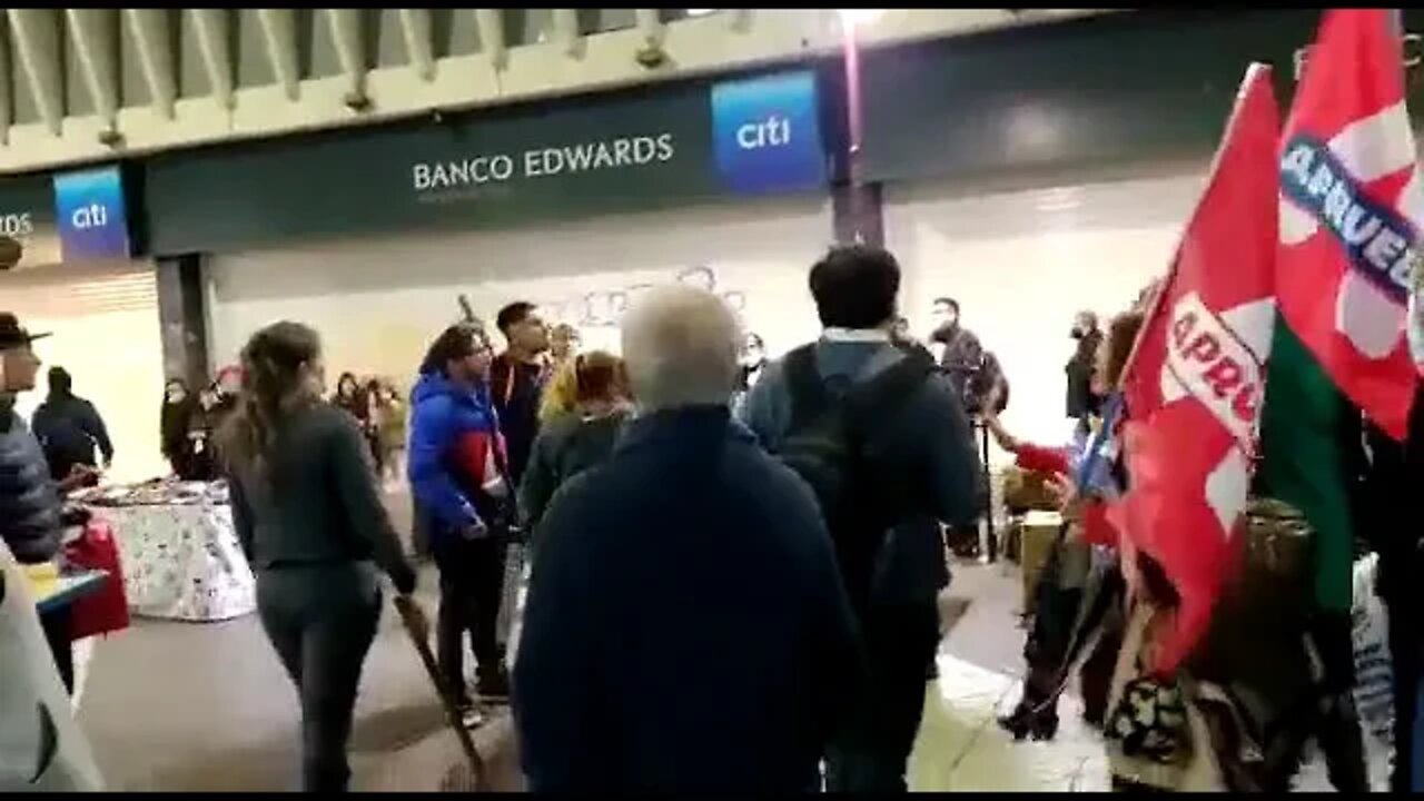 Ambulantes del centro de Santiago expulsan a partidarios del apruebo!!!