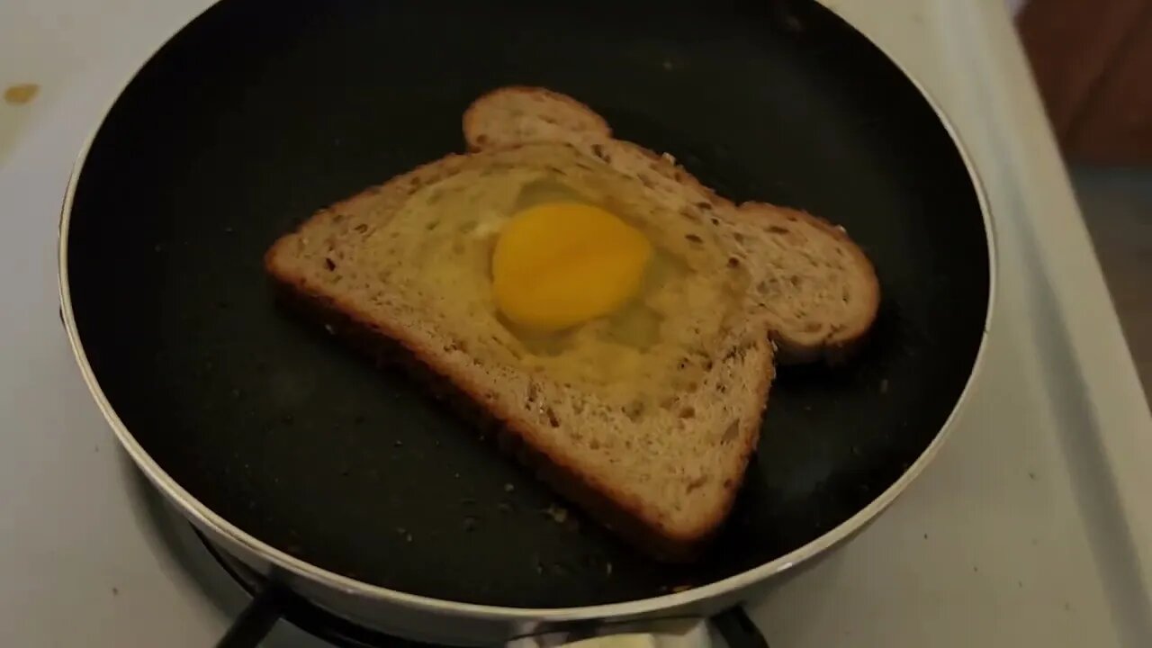 Easy Bachelor Meal: Egg (y, in a) Basket