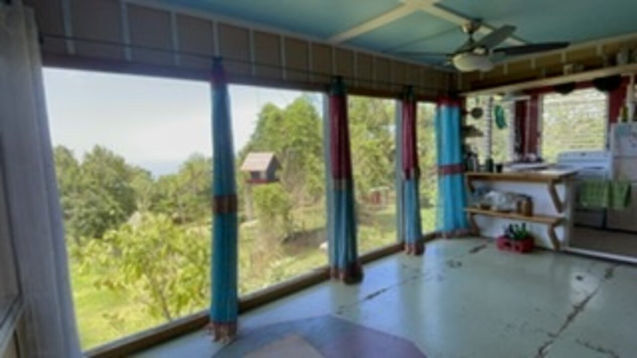 COFFEE SHACK ON ACREAGE FOR SALE