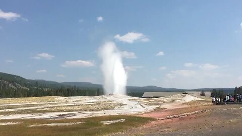 Yellowstone old Faithful