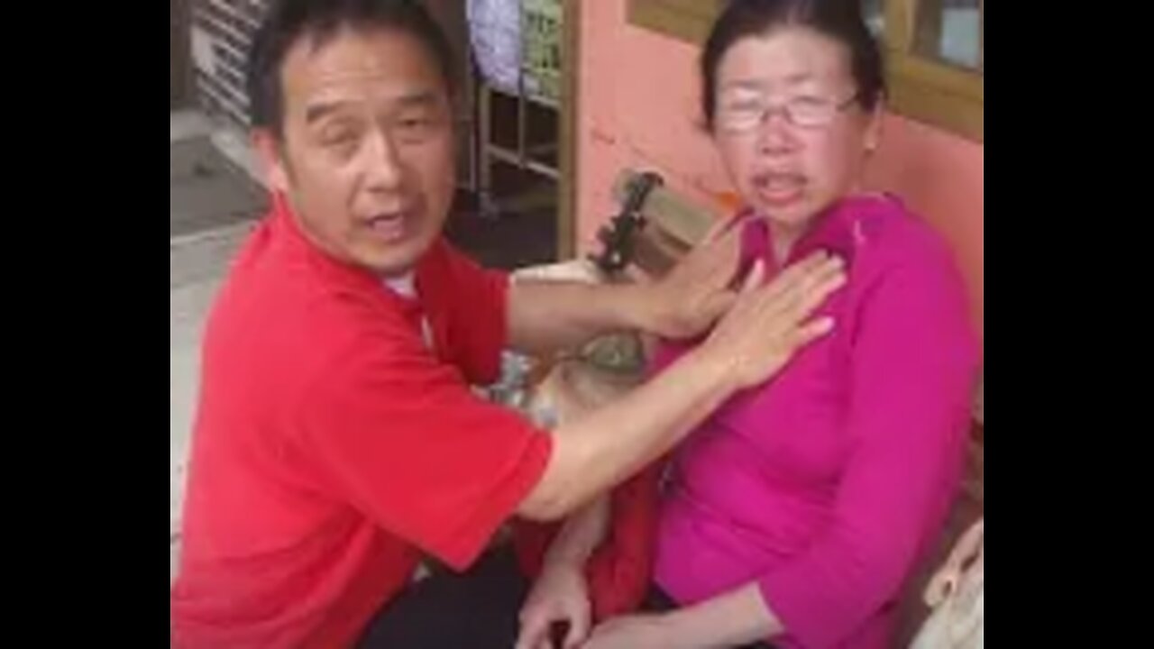 Luodong Massages His Lovely Wife At Laundromat