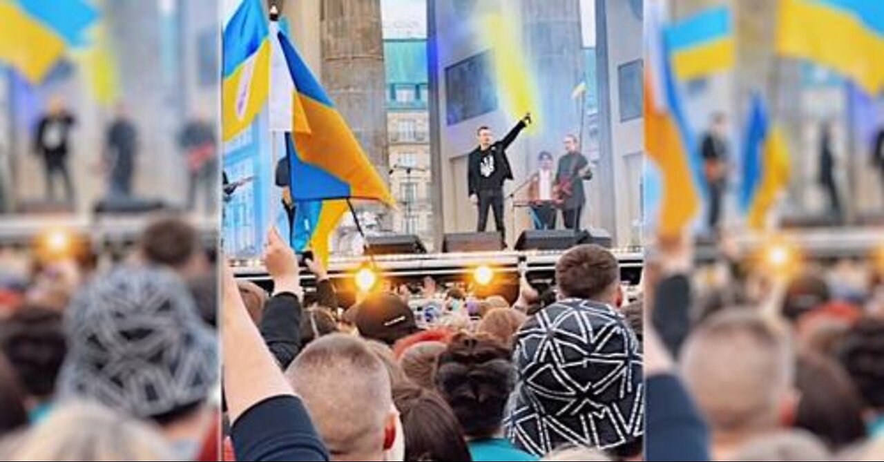 Ukrainer zeigen Hitlergruß und rufen Naziparolen vor dem Brandenburger Tor am 26.05.2022