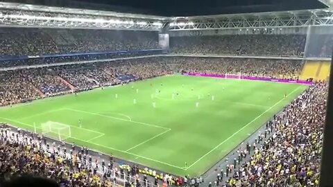 Des fans de football turcs scandent "Valdimir Poutine" pendant le match contre le Dynamo Kyiv. 🤣😂😉