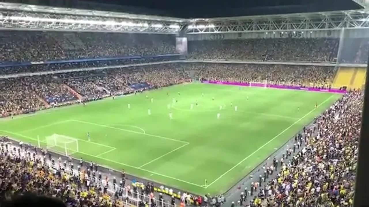 Des fans de football turcs scandent "Valdimir Poutine" pendant le match contre le Dynamo Kyiv. 🤣😂😉
