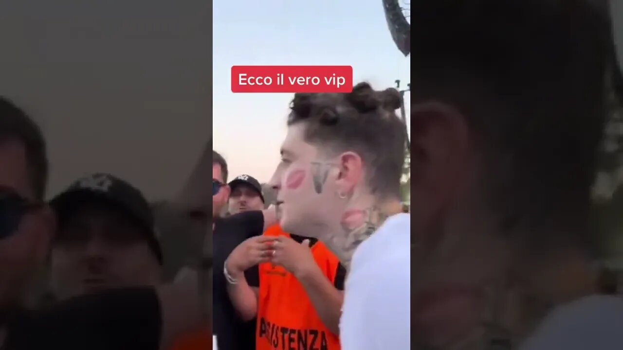 UN VERO VIP TRATTA I FAN COSÌ