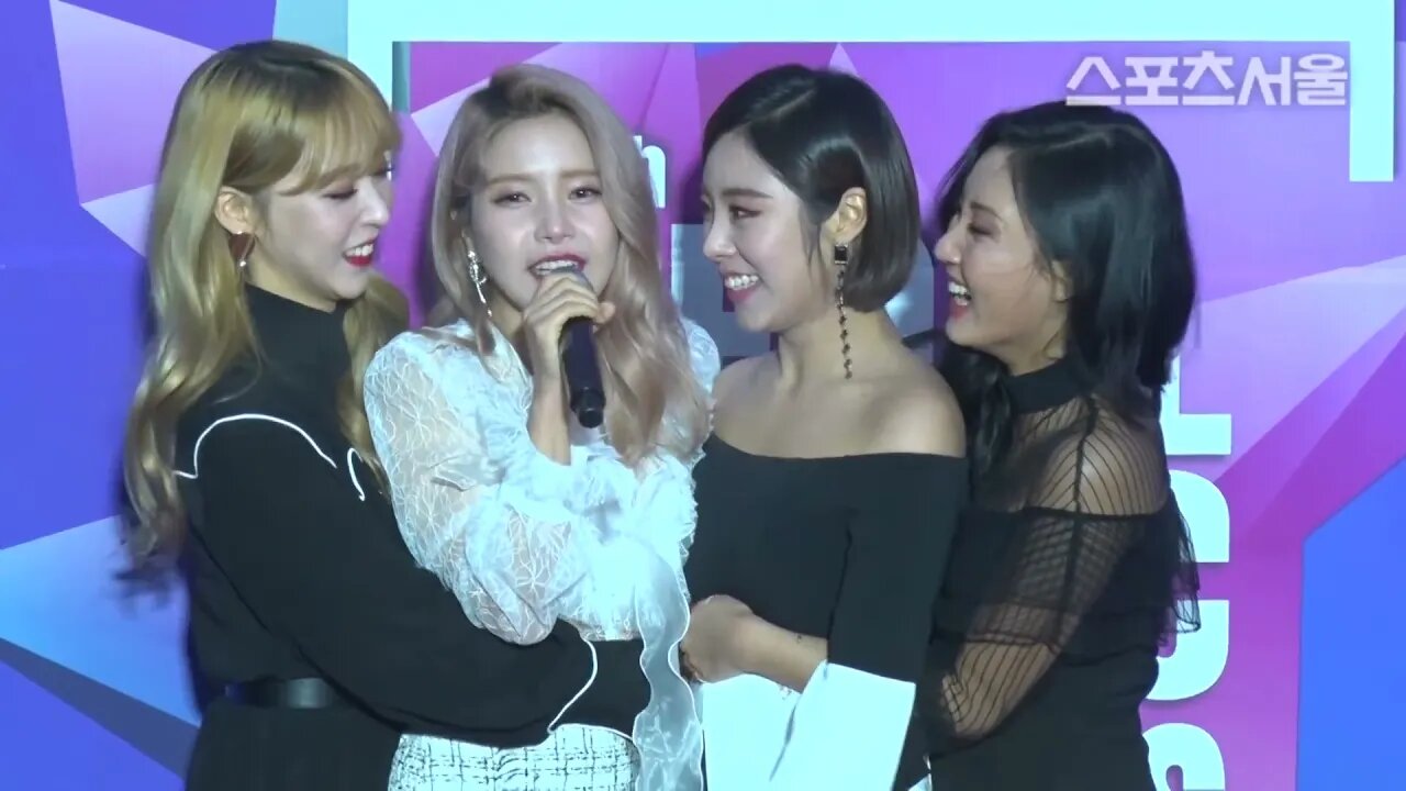 MAMAMOO 마마무 (2018), red carpet, shivering from cold