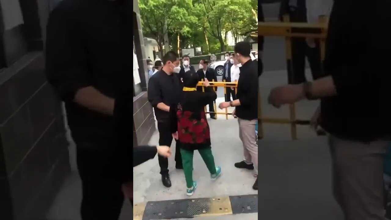 上海市委书记李强4月11日视察基层社区状况，基层官员据说安排好一批群众演员，表现美好生活，但李强出乎预料去了对面小区，一位头发花白的老人坐着轮椅来抱怨，一名牵狗大妈也指着他狂