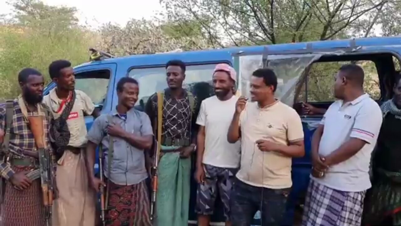 ለእነ ጌታቸው ረዳ አረቄ ታመላልስ የነበረችው ሚኒባስ ተማረከች
