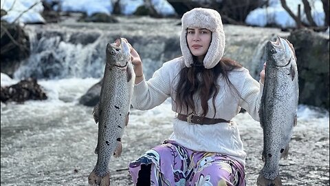 Daily Village Life: Fishing on a Snowy Day in the village