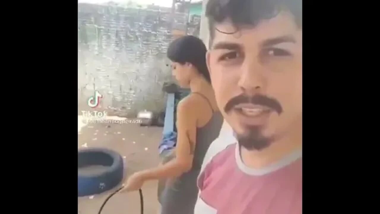 ELA RECLAMOU QUE MIJO NA TAMPA DO VASO SANITARIO [ XIXI NO VASO ] URINA NA TAMPA [ MEME ] NAMORADA !