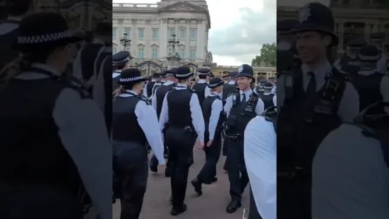 Police out side buckingham palace #buckinghampalace