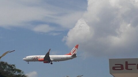 Boeing 737-800 PR-GTL na aproximação final antes de pousar em Manaus vindo de Brasília